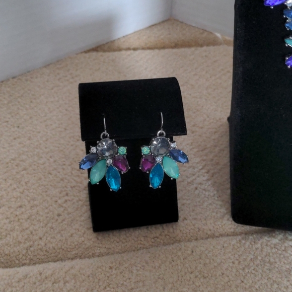 Elegant Flower Necklace & Earring Set - Picture 2 of 6